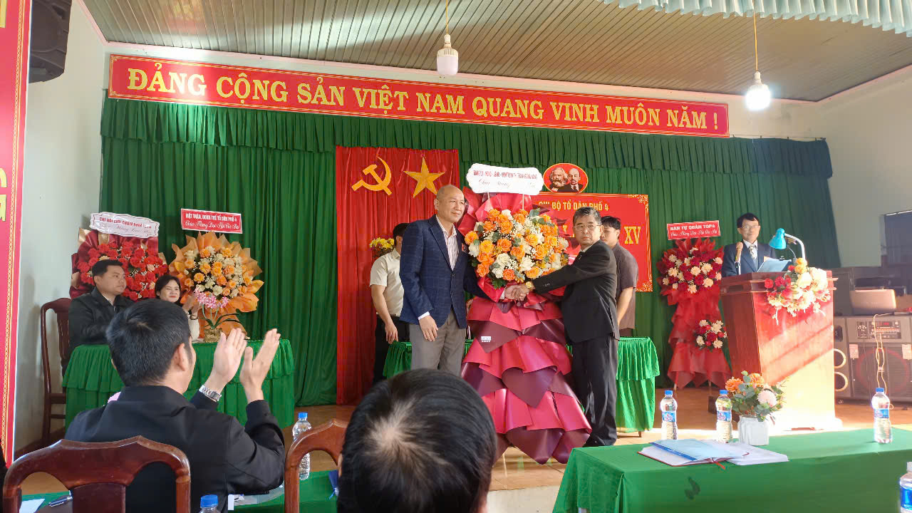 ảnh bi thư tặng hoa ĐH TDP